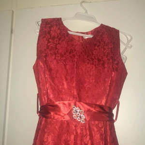 Röd Klänning från korea  - En helt ny och fräsch klänning från Korea! Aldrig använd!!! Köpt för 2500kr och säljs för 100kr!!! Går ändats att hämta upp! Swish eller kontant när man hämtar! 