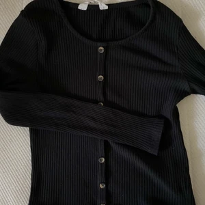 Långärmad tröja med knappar - Storlek XS på denna och är väldigt osäker på om jag vill sälja den därav priset! 125kr + frakt om vi inte möts upp i Eskilstuna :)