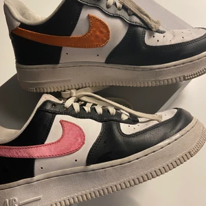 Nike aif 1 😍😍 - Säljer nu mina jätte snygga air force. Säljer på grund av att jag aldrig använder dom, tyvärr. Inga skador mer än att brickorna har börjat tappa lite färg. Annars så är dom jätte fina. ( man får boxen med ). Köpte för 1199kr och lägger ut dom för 600kr och låter er buda. Priset kan diskuteras. 💕 ( vet inte frakten ännu då sätter 100kr. )