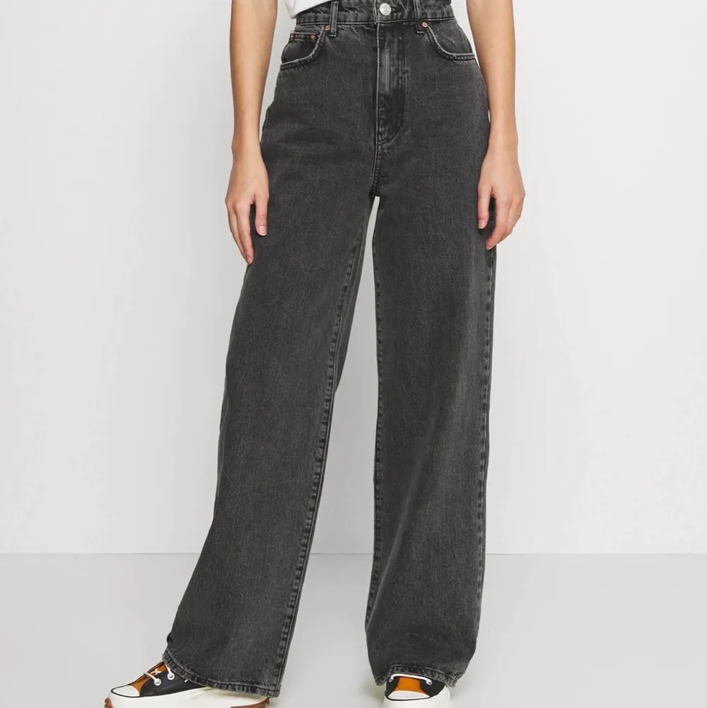 Säljer ett par gråa Idun jeans från Gina tricot i storlek 36. De är i väldigt bra skick! Passar bra om du är 160-170 cm lång! Köpt för 599 såljs för 200!. Jeans & Byxor.