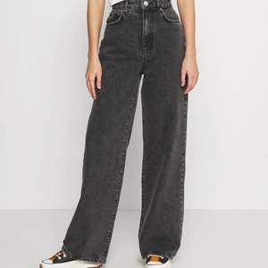 Säljer ett par gråa Idun jeans från Gina tricot i storlek 36. De är i väldigt bra skick! Passar bra om du är 160-170 cm lång! Köpt för 599 såljs för 200!