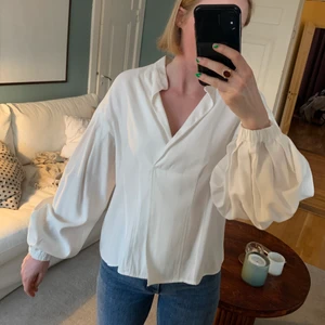 Lindex, blus, 38 - Blus med puffärm, använd ett fåtal gånger. 