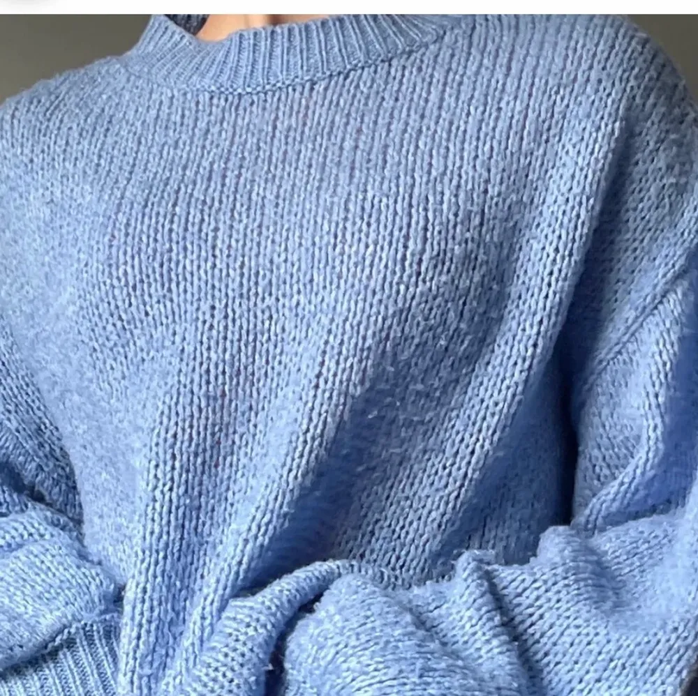Säljer den här blåstickade tröjan från Na-kd💙 Inte alls stickig känsla utan jätteskön och mysig!! Köpte den här på plick,  (Bilderna är från tidigare säljare) 💙 Kan både mötas och frakta . Stickat.