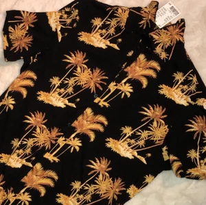 Hawaii skjorta - Asball svart hawaii skjorta!🖤🌴 Aldrig använd, prislappen är kvar!