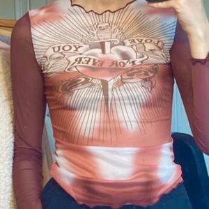 Topp - Säljer denna otroligt snygga toppen!🧡 Använd endast två ggr. Säljer pga inte längre min stil. Köpte för 280kr på plick men säljer nu för 170kr + 45kr (frakt)🧡