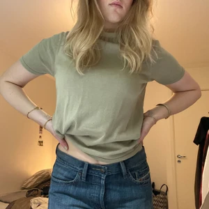 Mossgrön polo t-shirt vintage  - Vintage och superbra till vardagen, fin och trendig färg också! Strl passar s-m 