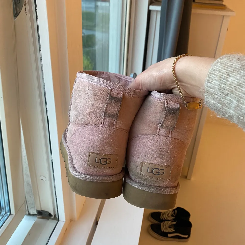 Säljer mina ljusrosa, låga uggs i storlek 39! Rätt smutsiga om jag ska vara ärlig men inte hål eller liknande slitningar så funkar ändå. Pris kan diskuteras 💕. Skor.