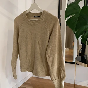 Tröja med Ballongärmar - Beige tröja med lite större ärmar. 