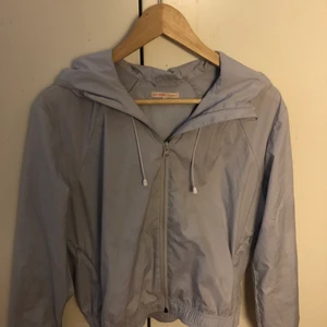 Filippa K sportjacka reflex - Denna Jacka är iprincip oanvänd. Använt den vid kanske 2 tillfällen. Köpte den ny i butik men tyvärr inte fått användning för den. Den är lätt och enkel att t.ex löpa i eller använda till vardags. Nypris 900kr 