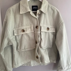 Ljusgrön jacka från Zara, storlek S - Fin ljusgrön lite tunnare jacka från Zara, storlek S. Kort modell med knappar, sparsamt använd.