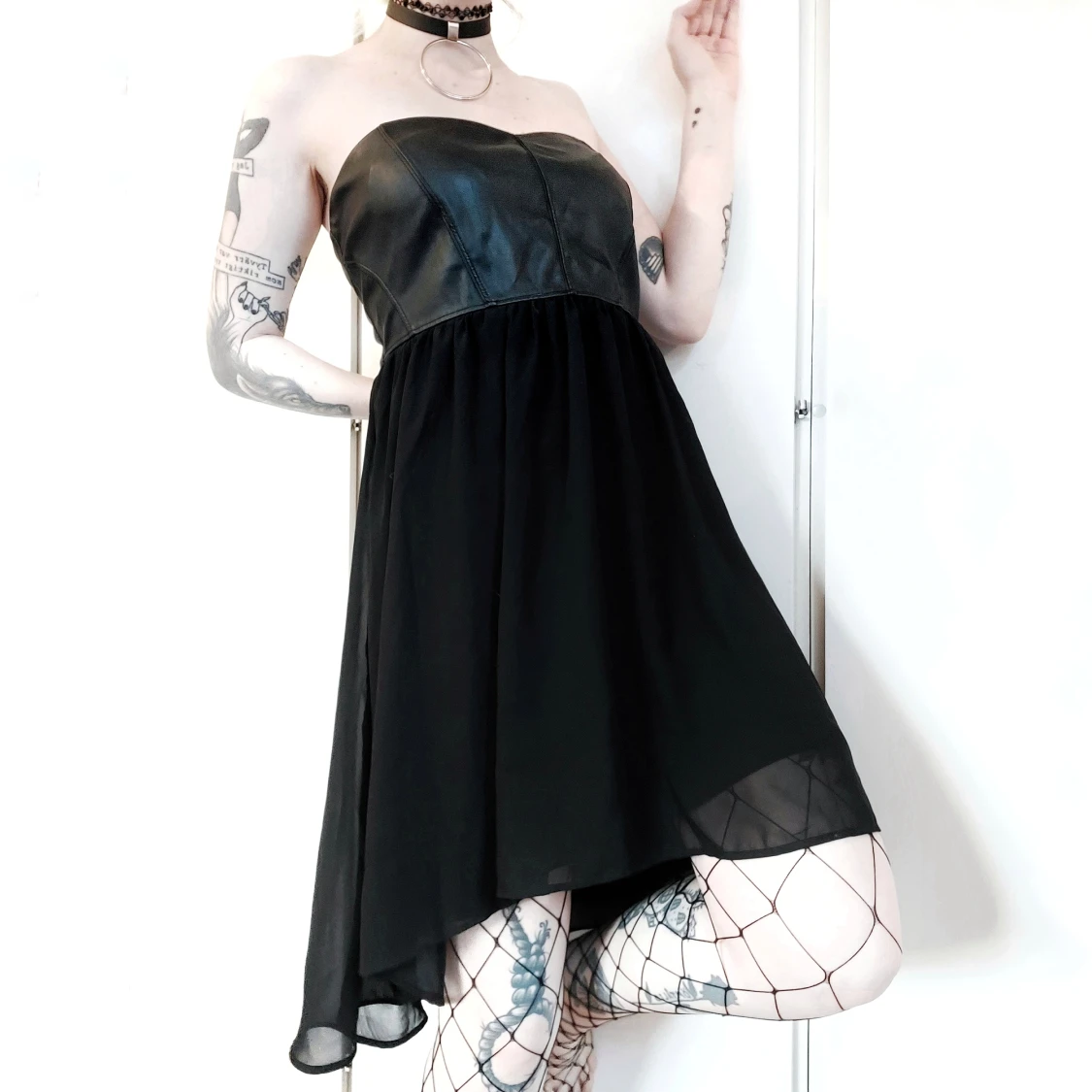 Midiklänning i chiffong och fuskskinn! 🖤