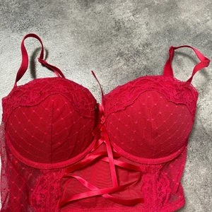 Snygg bh - Säljer denna oanvända och super snygga bh! Passar B-C i storlek. 