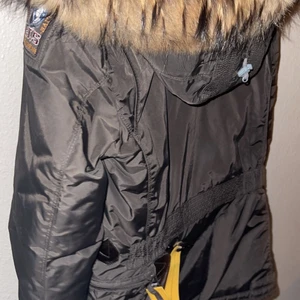 Parajumpers Jacka Dam S - Hej tänkte göra en Intressekoll på min fina jacka, den är i topp skick då den knappt är använd en vinter och är i en otroligt fin och ovandlig oliv grön färg. Den är i storlek S och är Slim fit så hade även kunnat passa en lite större XS. Den sitter jätte fint på och värmer mycket! Jag kan tänka mig att gå ner lite om det är en snabb och smidig affär. Önskas det fler bilder är det bara att skriva.