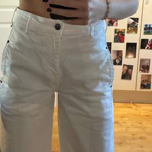 Vita Tommy hilfiger jeans. Lite bredare i modellen men sjukt fin passform!🤍 köpta för 900kr!