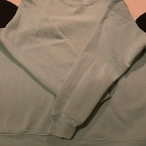 Turkos sweatshirt  - Säljer en sweatshirt från h&m i färgen turkos och i storleken L för dom som gillar oversized kläder. Köpt från man avdelningen och passar till kvinnor också. OBS! Det var dåligt ljus i bilden så va kolla näst bild för bättre bild.