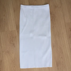 Ribbad kjol zalando - Säljer denna ribbade kjolen då den är för stor för mig, använd 1 gång, EJ genomskinlig. Köparen står för frakten vilket är 66kr💖