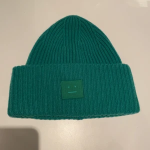 Acne mössa - Grön acne mössa i mycket bra skick! Nypris 1200kr Högsta bud just nu 800kr ink frakt💖 