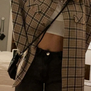 Snygg rutig skjortan  - Oversized skjorta som man kan styla assnyggt. ✨Köptes second hand men har tyvär inte kommit till så mycket användning. Bra skick. Har du några frågor eller vill ha fler bilder är det bara att skriva. Köparen står för frakt💓