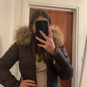 Rockandblue Eve jacket strl 38 - Brun rockandblue jacka med äkta päls i storlek 38. Använd en vinter och är i bra skick. Pris kan diskuteras.