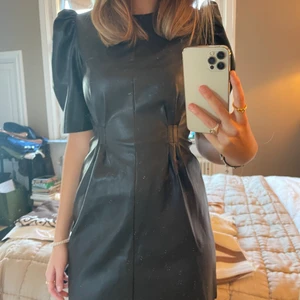 Svart klänning  - Säljer denna urcoola svarta skinnklänning!! Den köptes på zara för ca 2 år sen och om jag minns rätt var priset mellan 400-500kr. Klänningen är också unik då den inte säljs varken i butik eller på hemsidan längre. Denna är i storlek Xs och den passar mig perfekt som är cirka 170. Men den skulle passa en om man var några cm kortare eller längre. Jag säljer denna för 250kr (Frakt ingår inte i det angivna priset)
