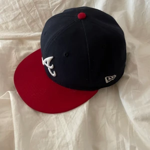 Keps - Säljer denna snygga kepsen pga dålig användning. Skriv till mig om du vill veta frakten och mer! Det finns en bild på storleken på sista bilden 💕💕