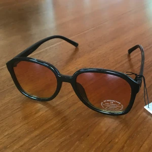 Solglasögon - Solglasögon med gult/orange glas (tint) med svart runtomkring. Köpta på Asos. Aldrig använda. Frakt tillkommer 🌹