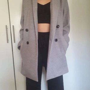 Den perfekta höstkappan - Mysig o varm business casual kappa från HM. Bara använt ett fåtal gånger då jag inte tycker jag passar i kappa. Stora fickor. Knäpps sjukt snyggt över magen så perfekt över en skjorta. Jag tvättar allt 💞