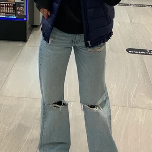 Jeans  - Blåa jeans. Inga skador, och färgen har inte förändrats. Köpta på zara för 500kr. Säljer dessa jeans för att de blivit för små. Kan skicka fler bilder om du ör intresserad. 