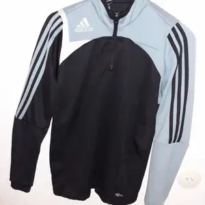 Adidas tröja i svart, ljusblå/grått och vitt, i mycket gott skick. Strlk M. 