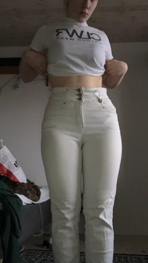 Vita highrise byxor (ej genomskinliga!) - Fina vita jeans från flash i strl 36, enligt mig passar de mer strl 38-40 och är ett par superfina vita byxor. Dom är highwaist och slutar vid anklarna! Har super fina detaljer och gör rumpan snygg🤩 . Använda endast 1 gång då de inte är min stil riktigt dock är de helt utan skavanker!!!