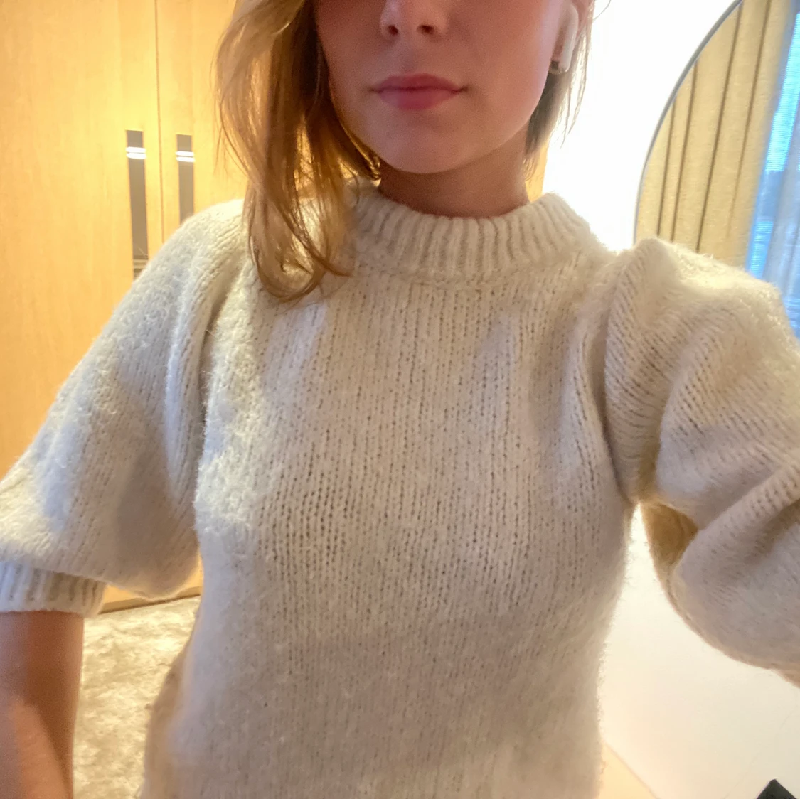 Stickad tröja med puff ärmar  - 91