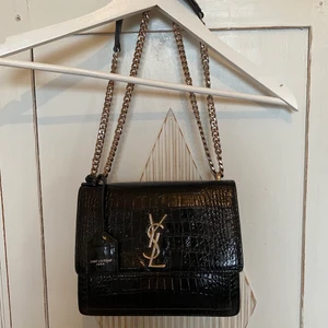 Saint Laurent Sunset bag - Säljer min superfina Saint Laurent Sunset bag i svart krokodilskinn. Skriv privat vid intresse för pris och eventuellt fler bilder! ❤️‍🔥
