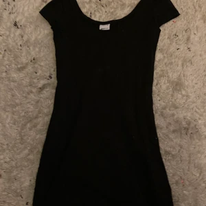 Klänning - Jag säljer min svarta känning från ginatricot. den är inte så jätte lång på. Kan mötas upp eller frakta, kollar priser för frakten när du bestämt dig för att köpa 😊