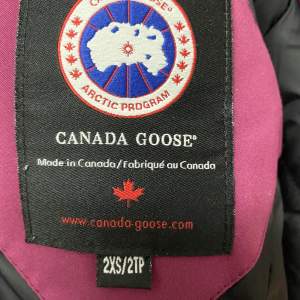 Säljer nu min lila Canada Goose jacka, den är i fint skick och har inte använts jätte mycket. Skriv för frågor och fler bilder oså, har tagit bilder från nätet men kan skicka bilder privat också. Ny pris är 9300 kr men säljer jackan för 3000kr men priset kan diskuteras såklart.