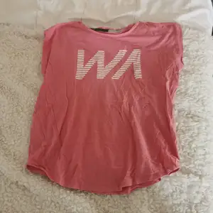 En rosa tränings t-shirt från Stadium i storlek S. Jag sälder den p.g.a att den är för liten. Där det står vilken storlek och märke det är har slitits ut lite. Men annars är den väldigt bra skick. Köparen betalar frakten. 