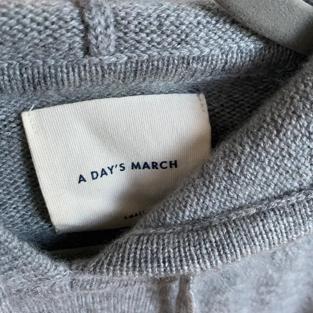 En jätte fin grå cashemre hoodie från a day’s march, så fin och väldigt sparsamt använd ( 1-2 ggr ) ! Storlek s men passar XS-M 😊💓 . Tröjor & Koftor.