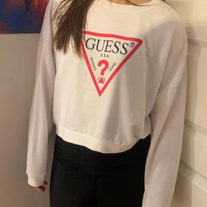Snygg tröja från Guess med stor logga - Snygg tröja från Guess med stor logga. Oanvänd i bra skick!