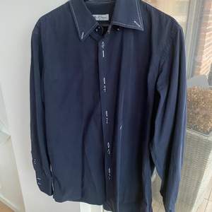 Skjorta 👕 färg blå storlek 16,5 /42….made in Italy 🇮🇹 