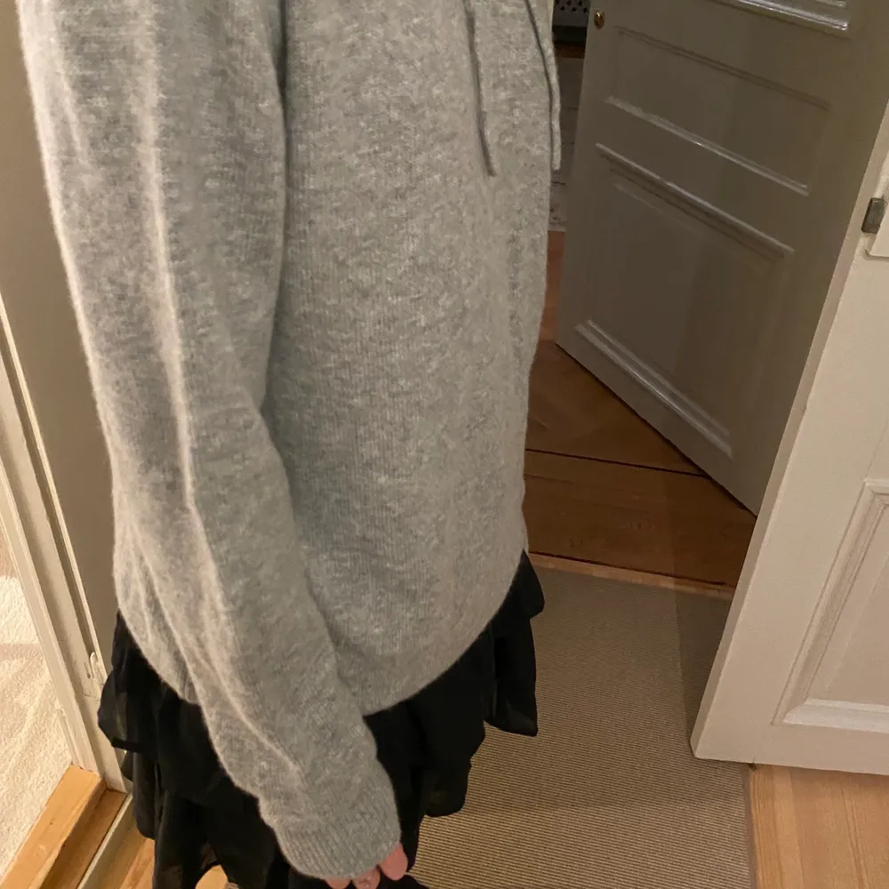 En jätte fin grå cashemre hoodie från a day’s march, så fin och väldigt sparsamt använd ( 1-2 ggr ) ! Storlek s men passar XS-M 😊💓 . Tröjor & Koftor.