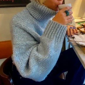 Zara stickad tröja - Jag säljer min fina zara stickad tröja💕 en jätte fin och gosig tröja i ljusblå