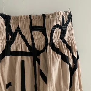 Kjol HM  - En luftig lång kjol från hm. Sparsamt använd