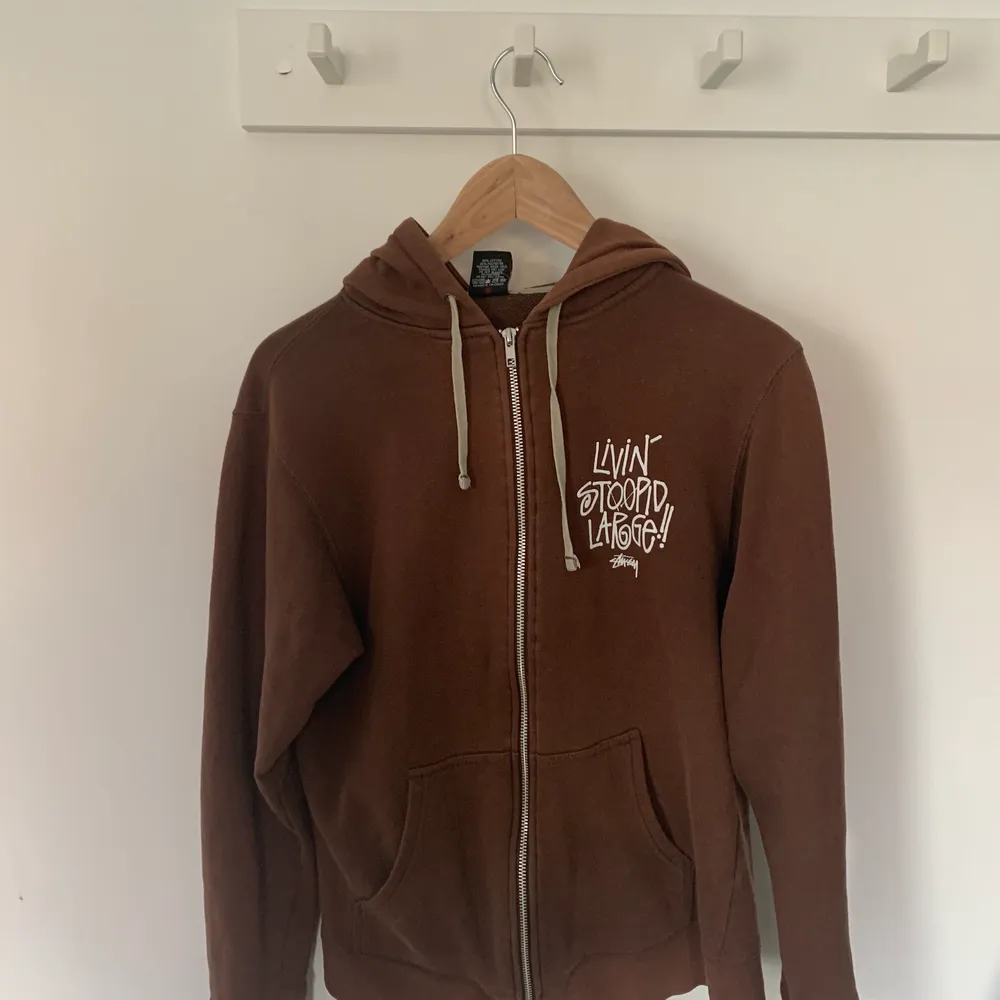 Asnajs vintage stussy hoodie från No Cricket Fashion. Storlek M men passar även S beroende på vilken passform man vill att den ska ha! . Hoodies.