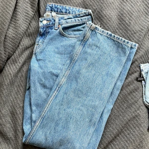 Lowrise jeans - Skit snygga lowrise jeans passar alla former. De är jätte sköna och har använt de ett antal gånger men de är fortfarande som nya, måste sälja de pga jag har för många jeans… Arrow jeans från weekday. Originalpriset 500kr
