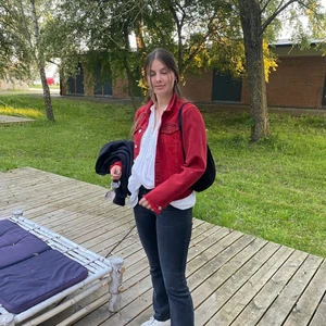 Röd jacka - Fett najs jacka, säljer för att den inte kommer till användning. Väldigt fin färg men lite svår att matcha bara. Använd en gång. Köpt för 700kr