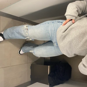 Snygga populära jeans från zara - Säljer dessa populära jeansen från zara då jag knappt använder dom längre strl 38 