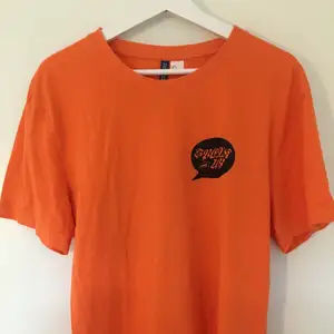 Orange hm tshirt med text 
