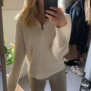 Half zip från hm strl s - Säljer denna snygga half zip från hm! Strl s och sjukt snygg nu i höst! 
