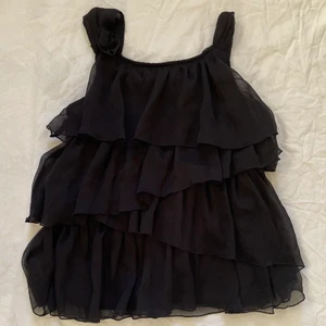 snygg ruschad topp - jätte fin ruschad topp som är perfekt för fest. Barnstorlek men passar XXS-S beroende hur man vill den ska sitta. Köparen står för frakt. 💕