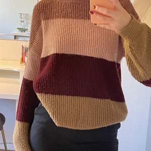 Stickad tröja från nakd, storlek xs🤩 - Jag säljer denna stickade tröja från NAKD, tröjan är i storlek xs💕 Pris från 100, hör av er vid frågor🥰 Köpren står för frakten💖