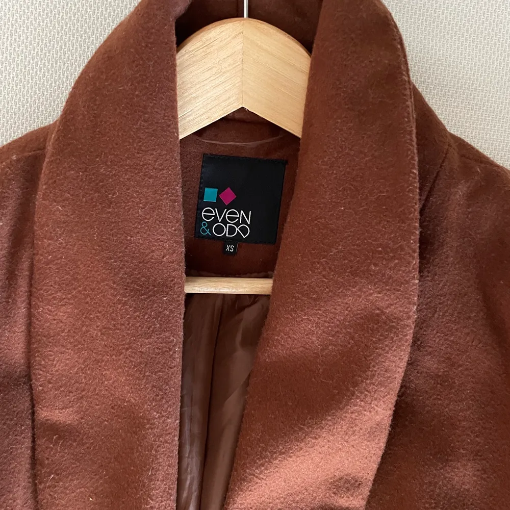 Brown Coat XS , fit S also , used . Color is like in the first photo 🤍. Jackor.